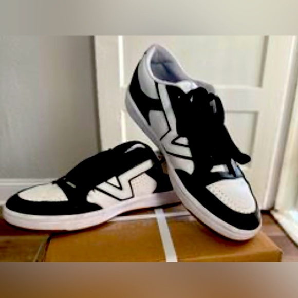 Vans Lowland ComfyCush Leather Shoe - Black / White, Mid- Rise - Picture 1 of 7